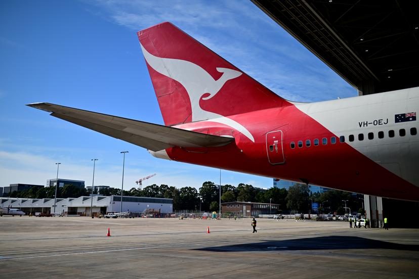 Qantas සේවකයන් 2500 ක් තාවකාලිකව රැකියාවලින් ඉවතට