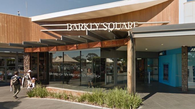 Brunswick හි Barkly Square Shopping Centre හිදී දෙදෙනෙකුට තියුණු ආයුධ ප්‍රහාරයක්